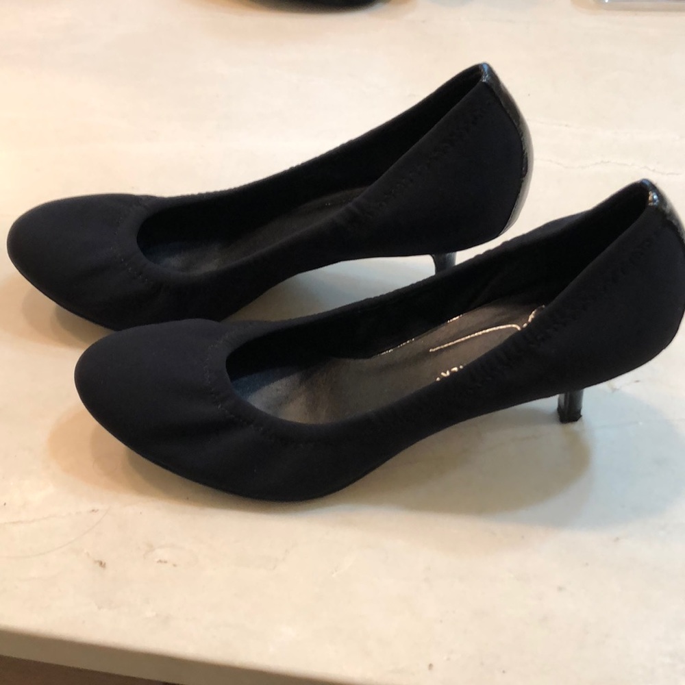 Donald pliner stretch fabric pumps